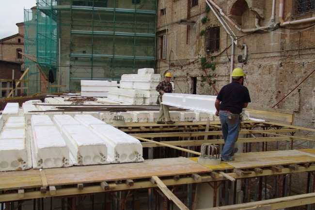 Cantiere della posa in opera del solaio leggero Plastbau